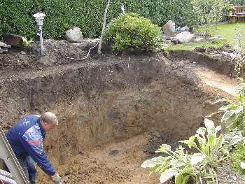 Udgravning til 19.000 liters koidam (havedam nr. 3.)