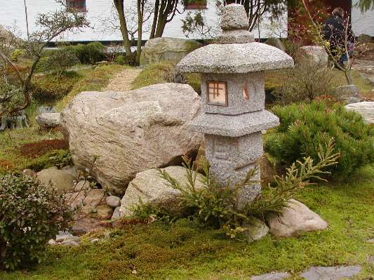 japansk have med flot granitlygte